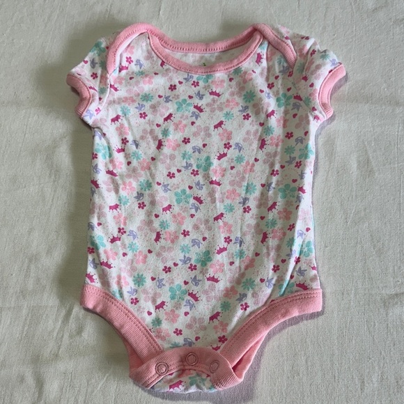 Disney - Newborn Pink Floral Baby Short Sleeve Bodysuit Onesie - Picture 1 of 3